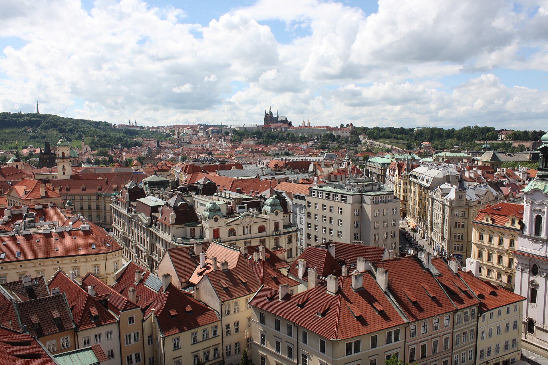 Panorama der Prager Burg über den Dächern der Stadt