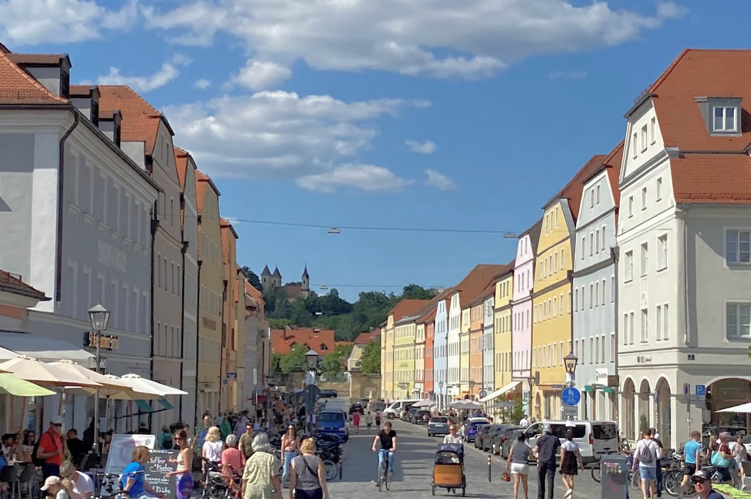 Straße Stadtamhof in Regensburg mit Blick zur Kirche