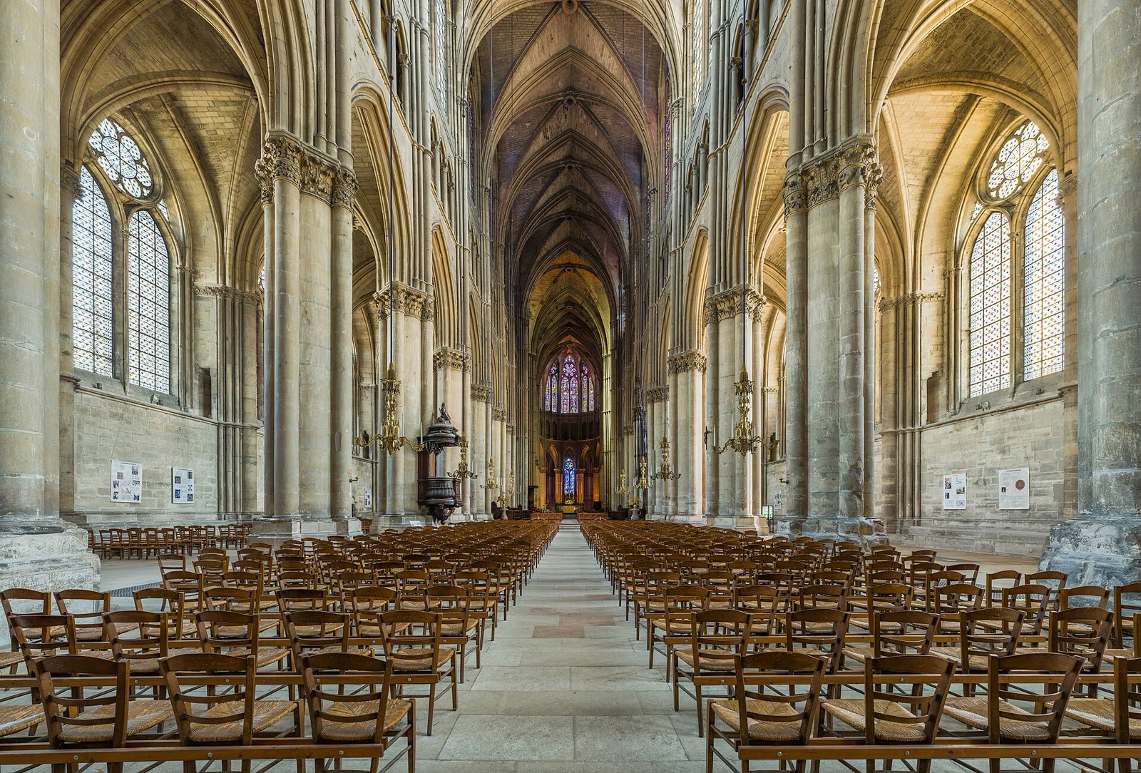 Kirchenschiff der Kathedrale Notre-Dame in Reims