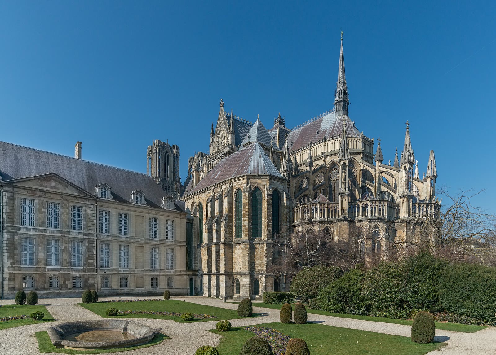 Palais du Tau und Kathedrale Notre-Dame in Reims von Osten
