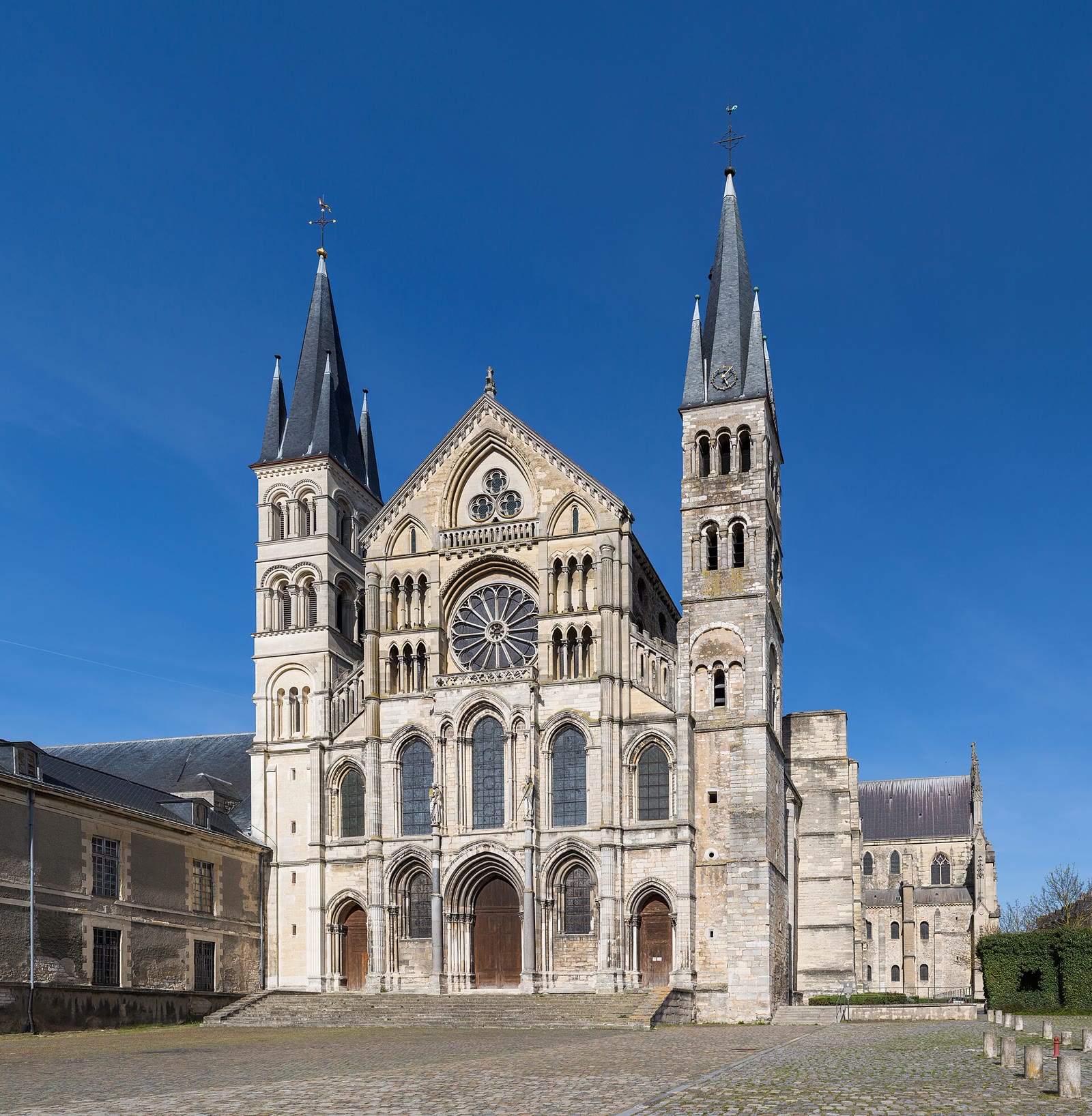 Basilika Saint-Remi in Reims von außen