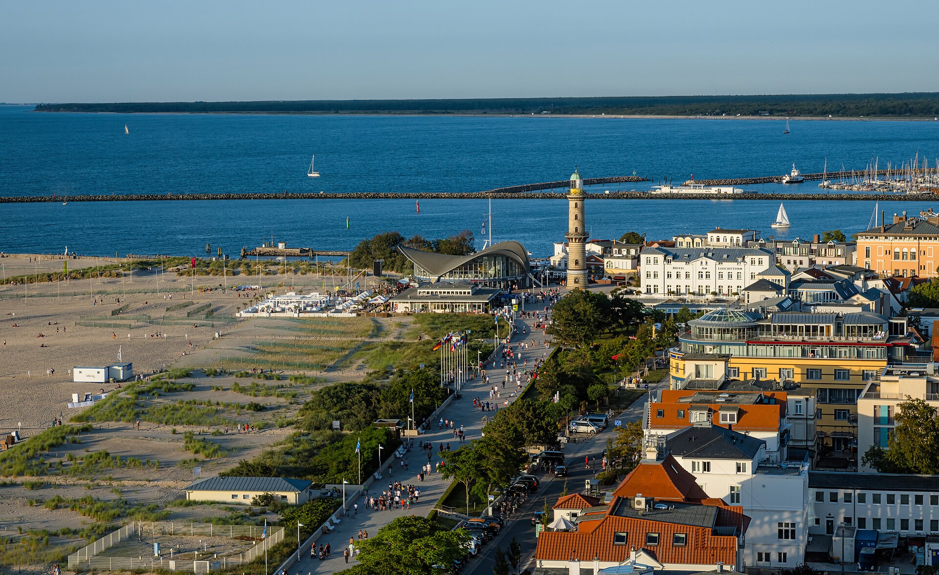Teepott und Leuchtturm in Warnemünde an der Ostsee