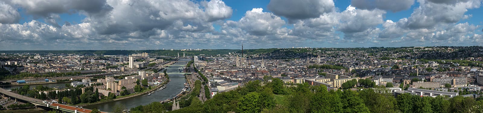 Panorama von Rouen mit Kathedrale und Altstadtdächern