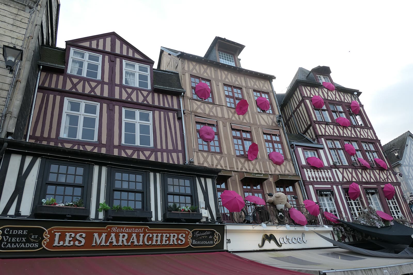 Place du Vieux-Marché in Rouen mit Fachwerkhäusern