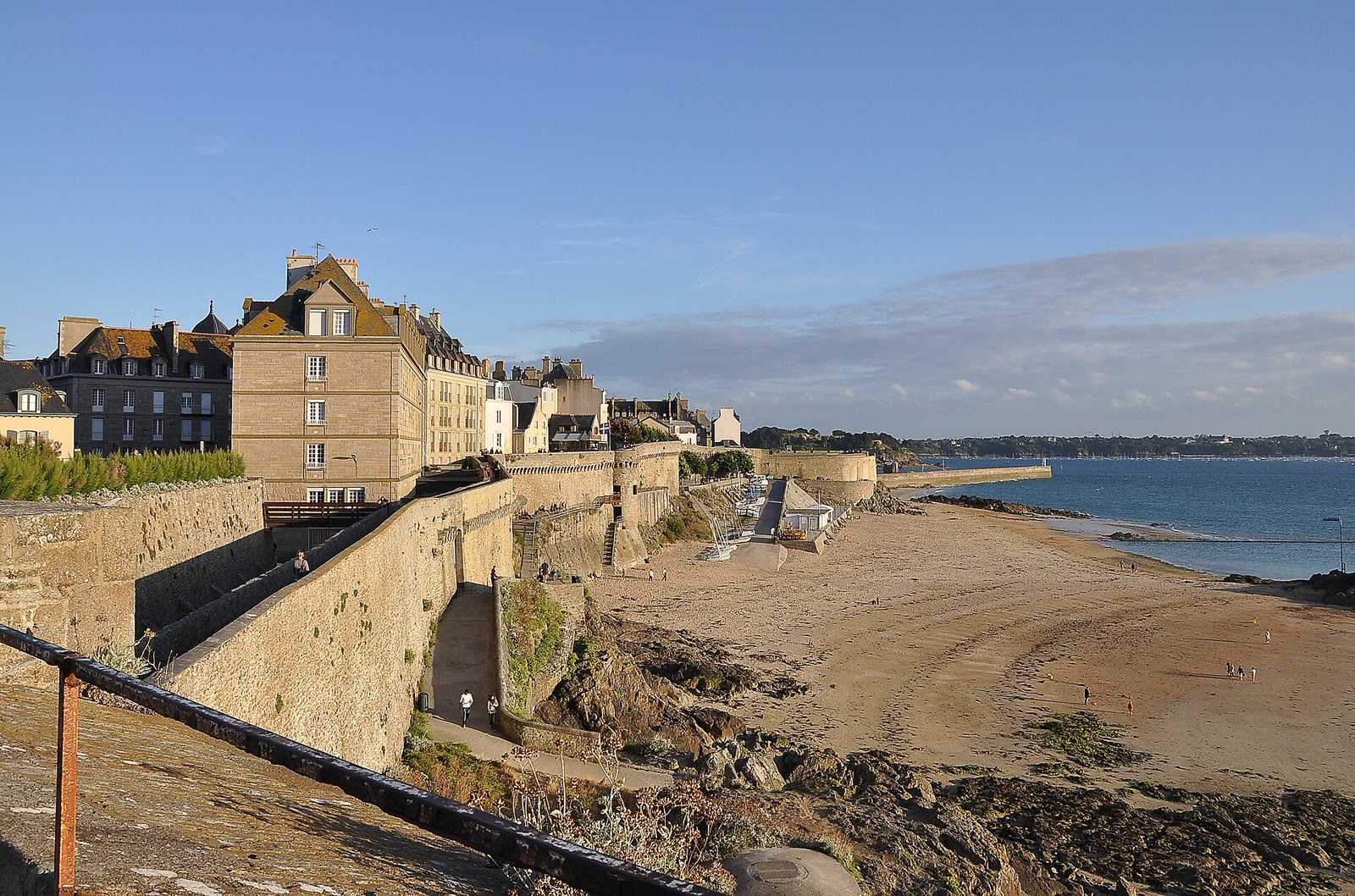 Stadtmauer Saint-Malo über dem Meer