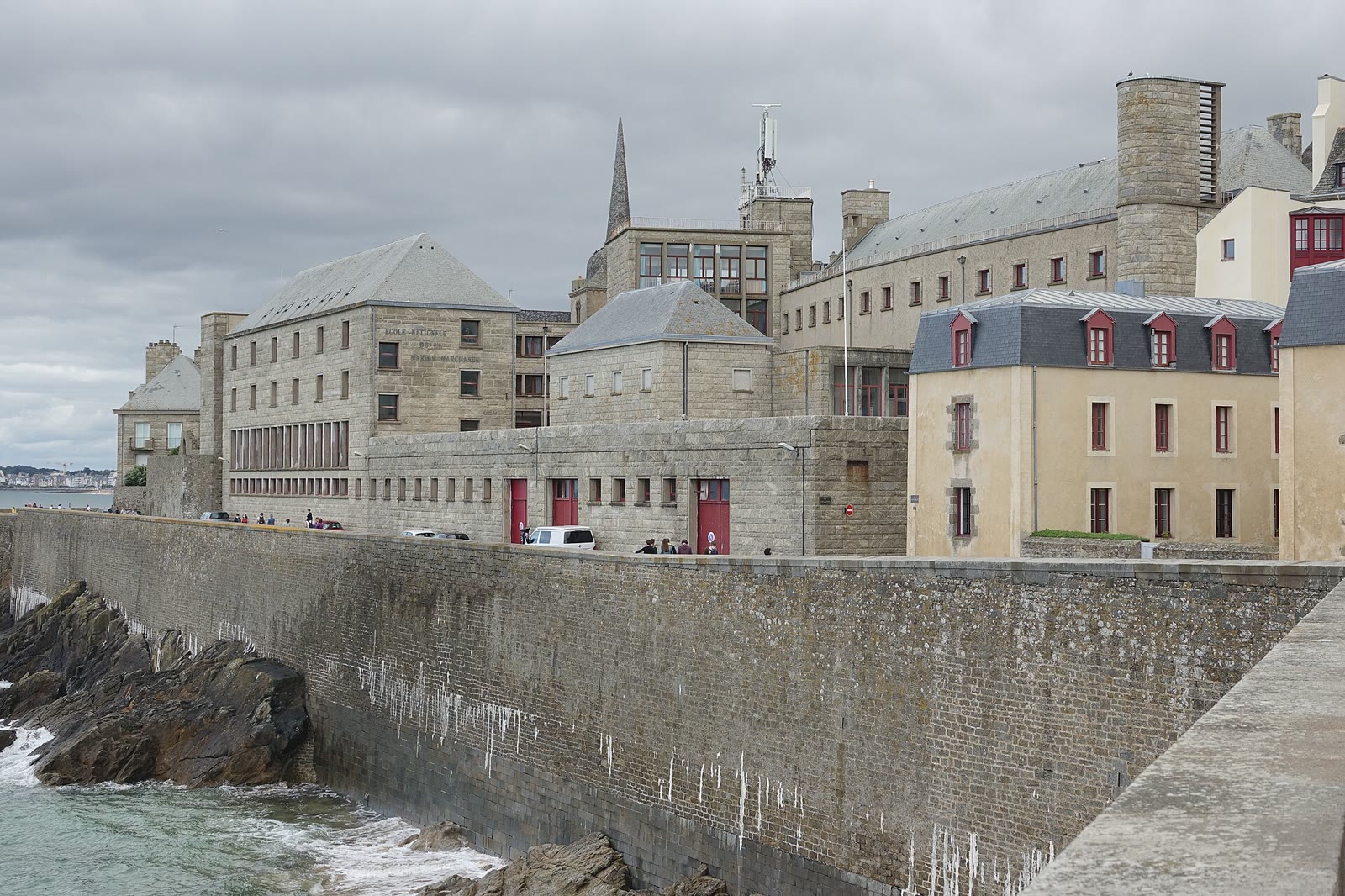 Remparts von Saint-Malo mit Blick auf die Stadtmauer