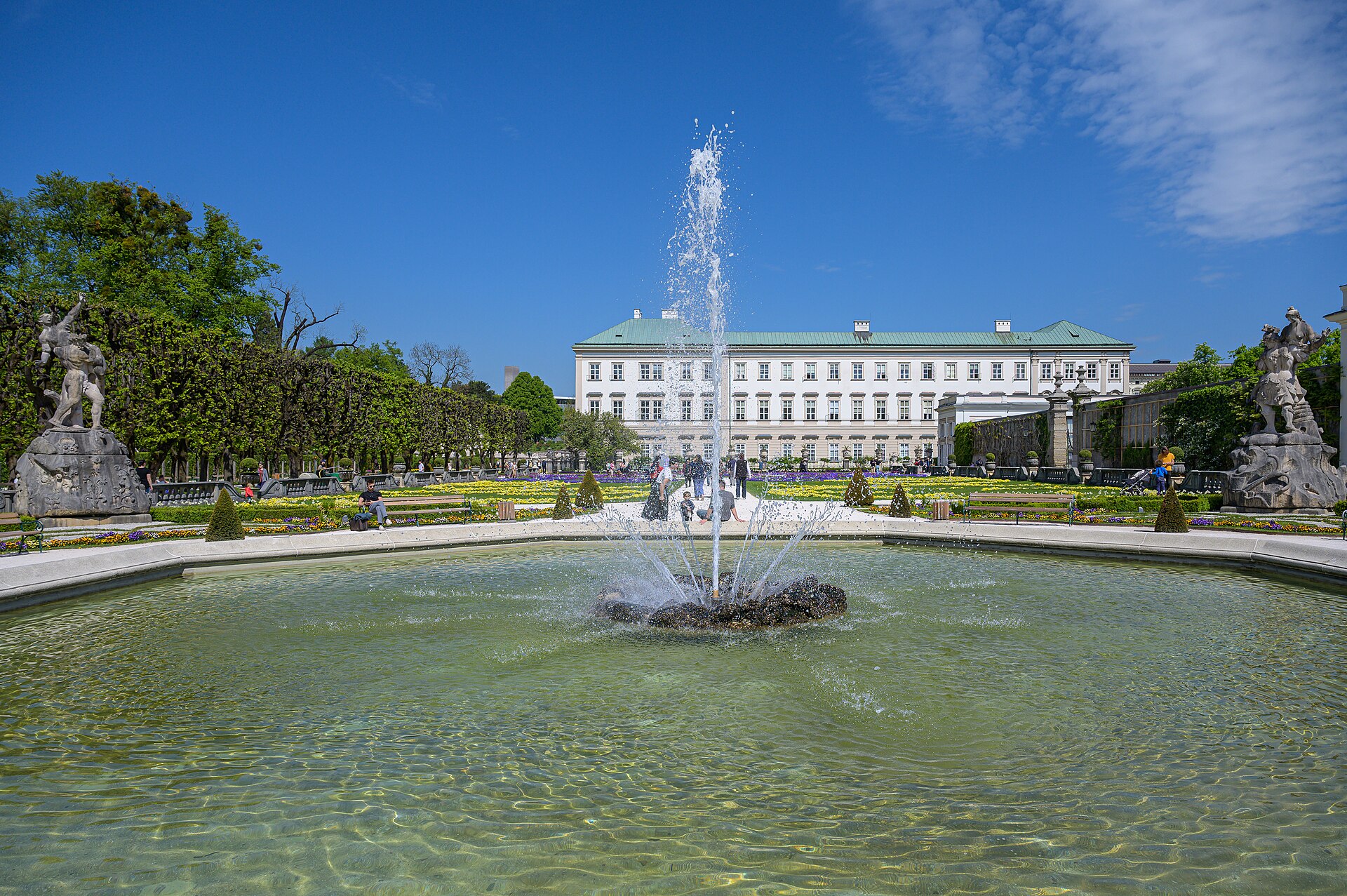 Mirabellgarten in Salzburg mit Beeten und Schloss
