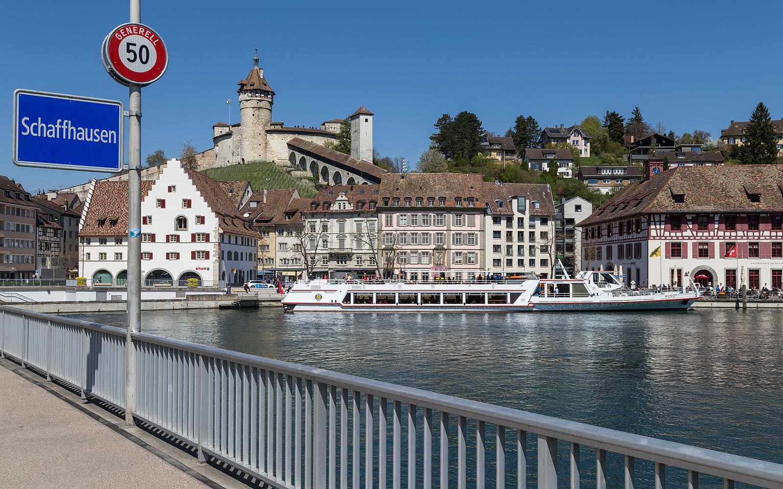 Schaffhausen mit Festung Munot und Rhein