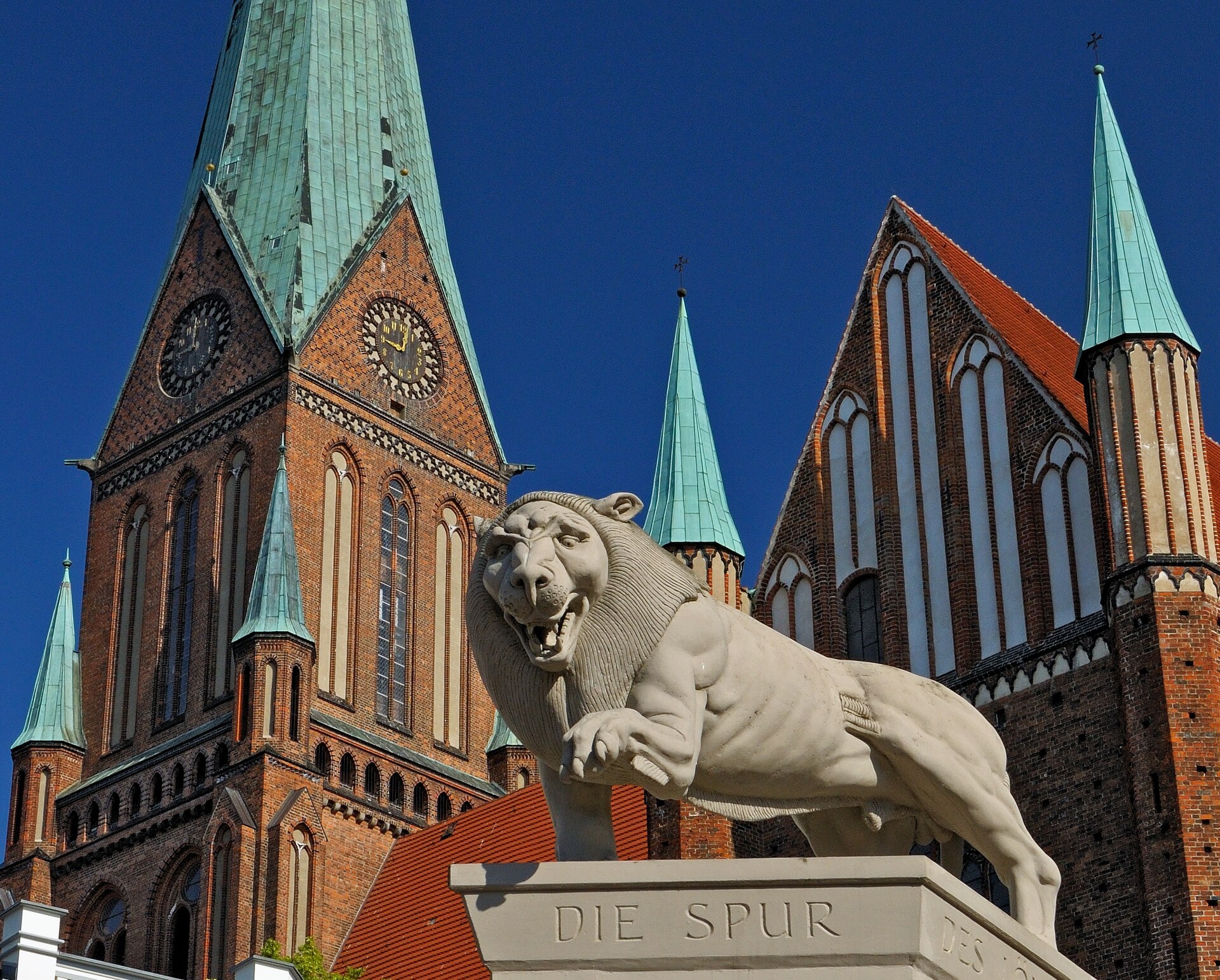 Schweriner Dom mit Heinrich-der-Löwe-Denkmal