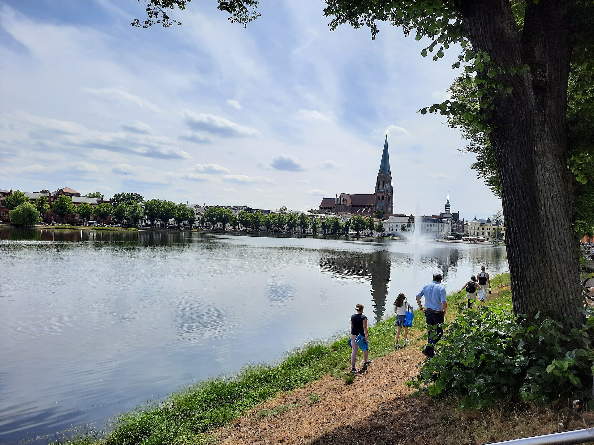Pfaffenteich in Schwerin mit Uferpromenade
