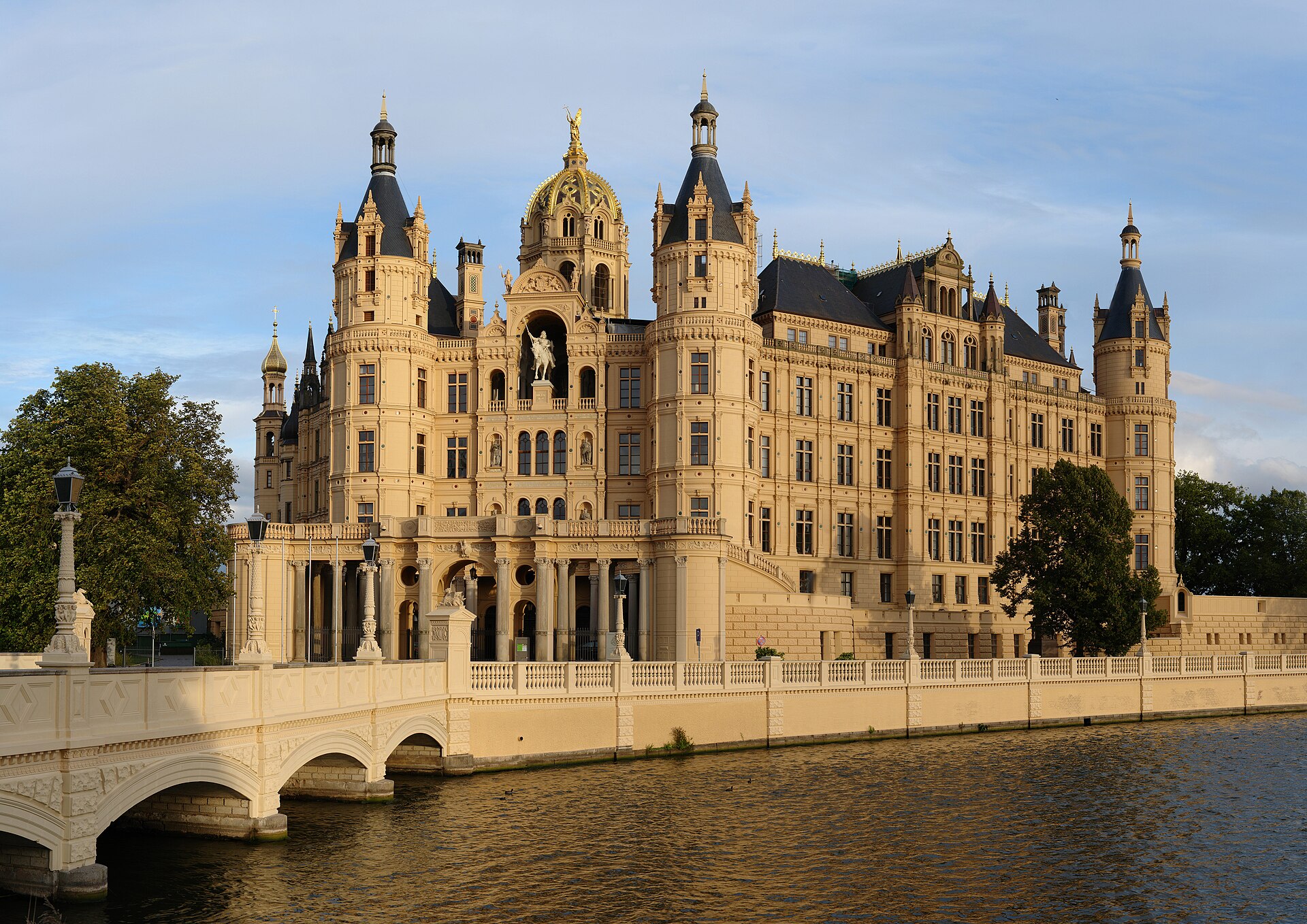 Schweriner Schloss am See mit Spiegelung
