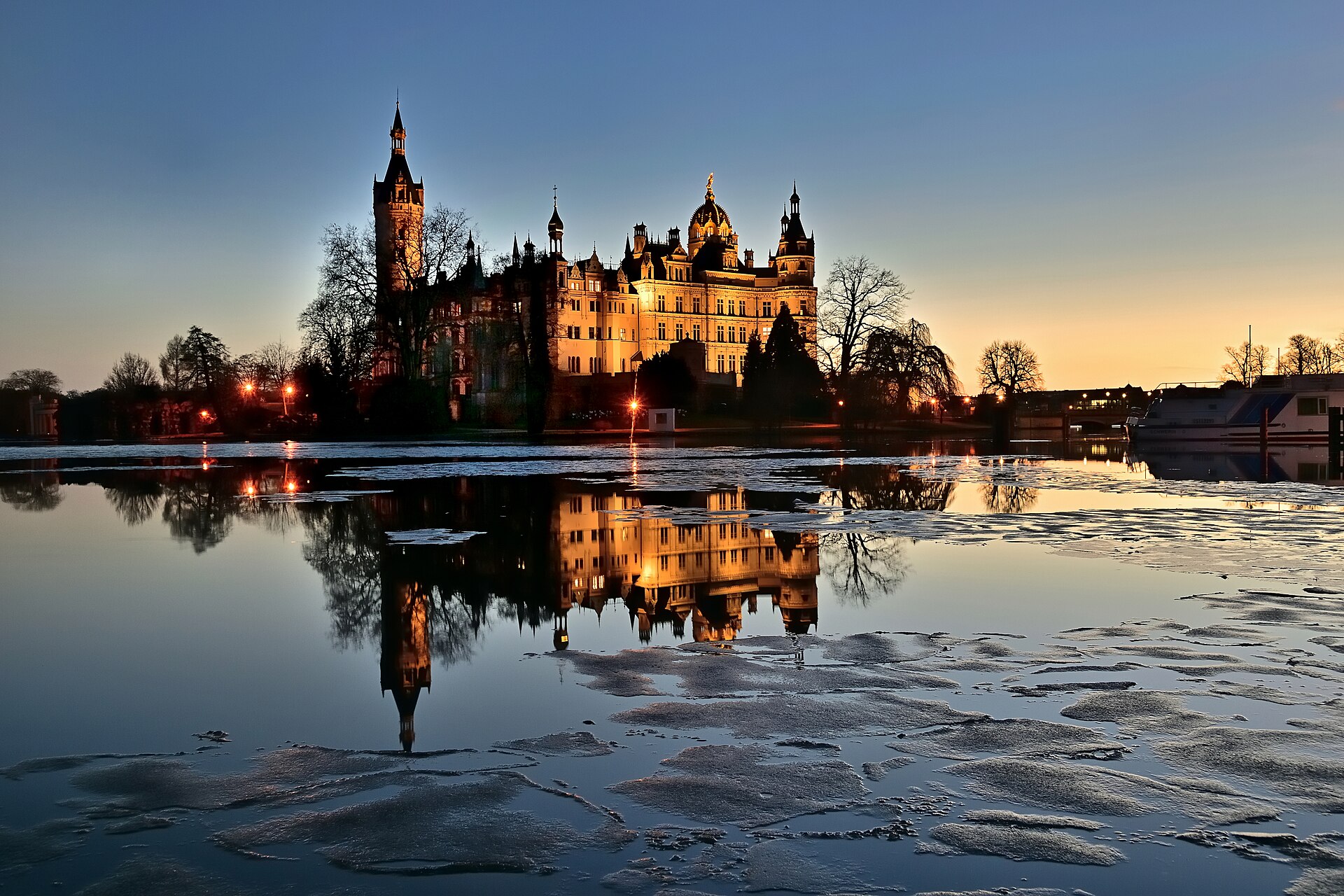 Schweriner Schloss von der Wasserseite