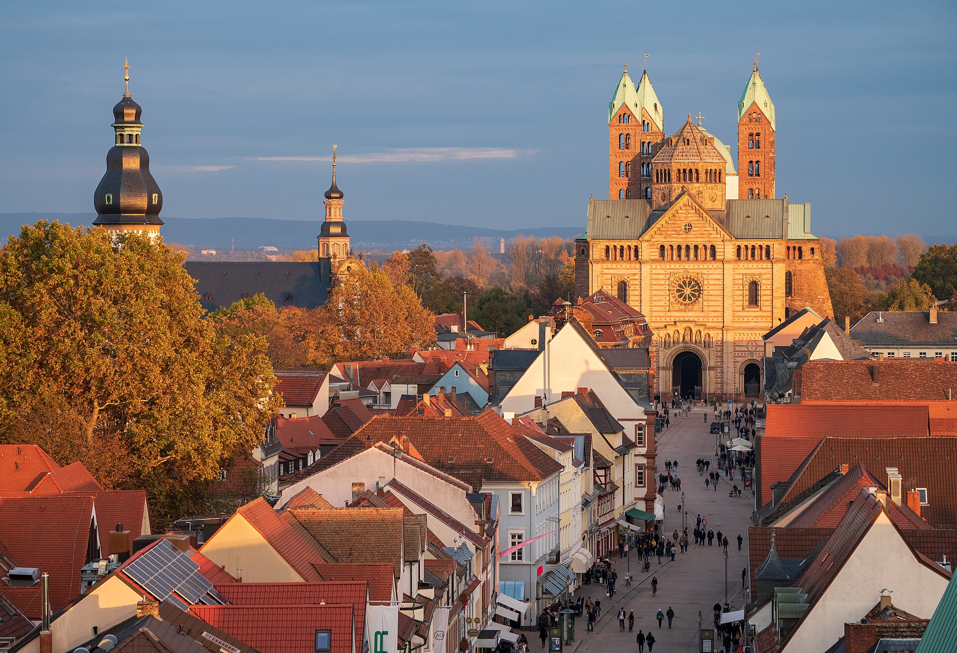Blick vom Altpörtel über die Maximilianstraße auf den Speyerer Dom