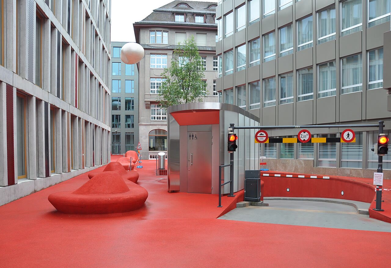 Rote Stadtlounge auf dem Raiffeisenplatz in St. Gallen