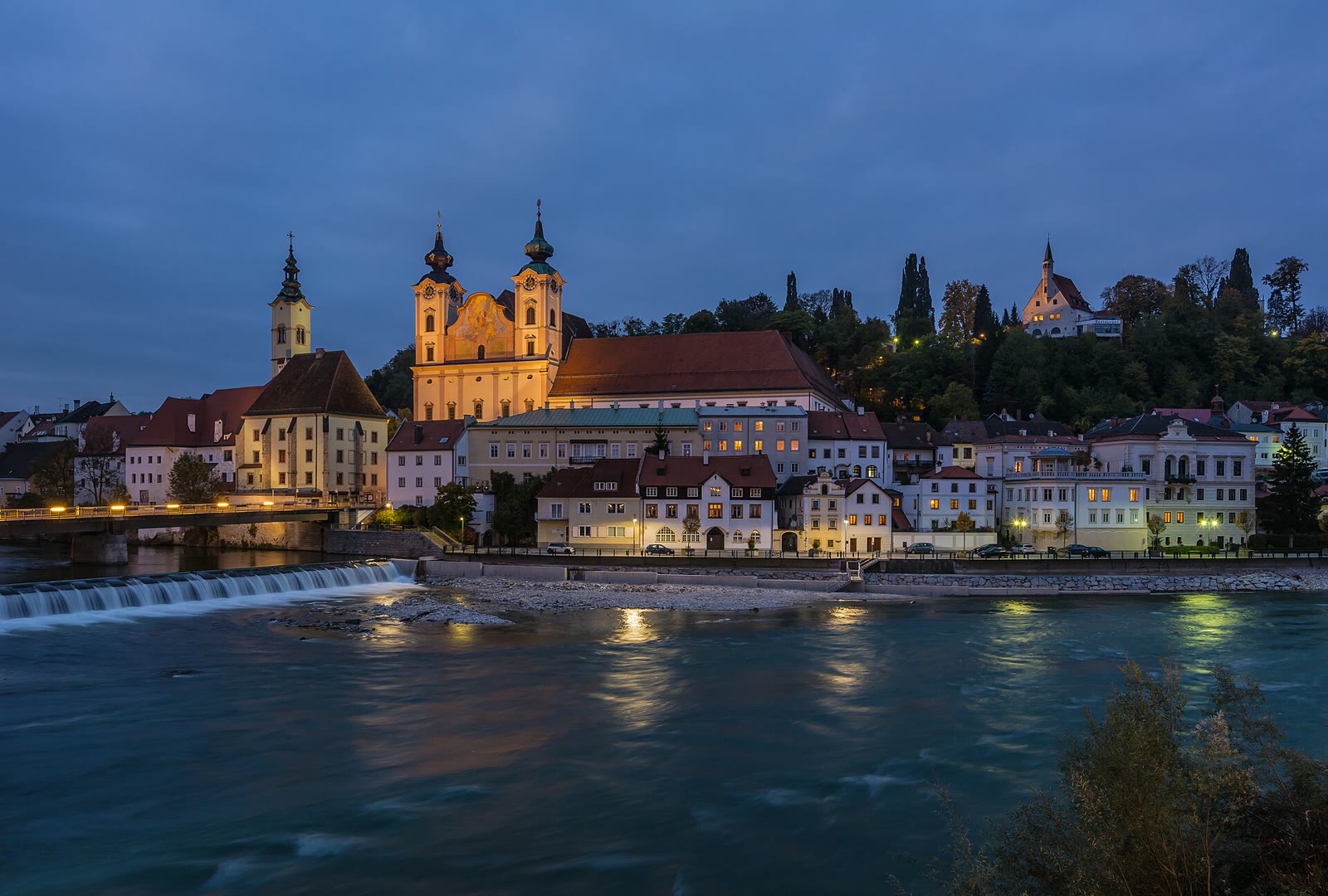 Michaelerkirche und Taborturm über der Steyr in Steyr
