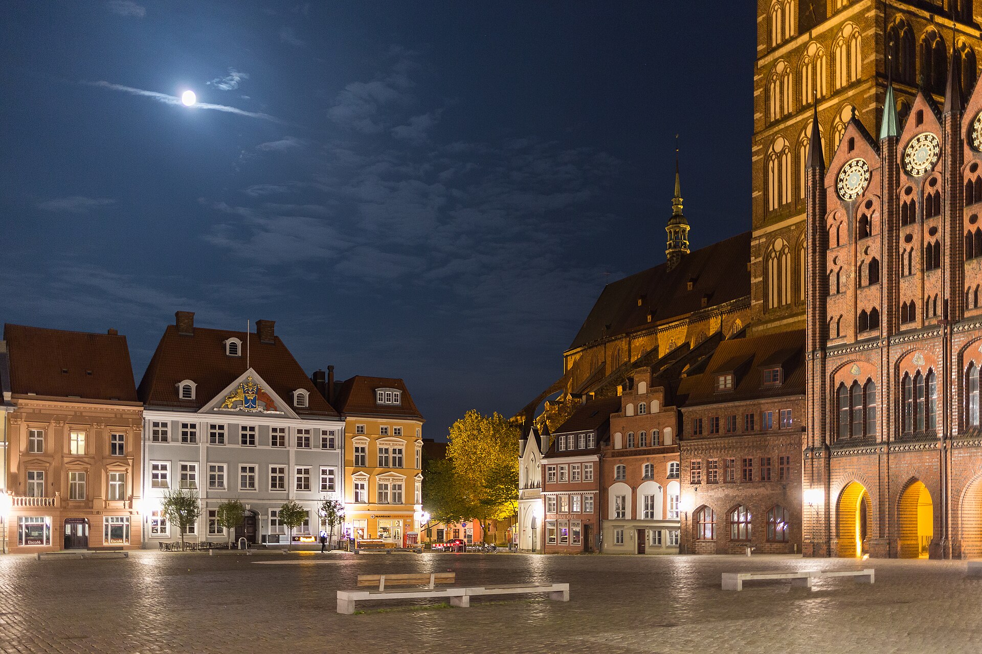 Alter Markt mit Rathaus in Stralsund