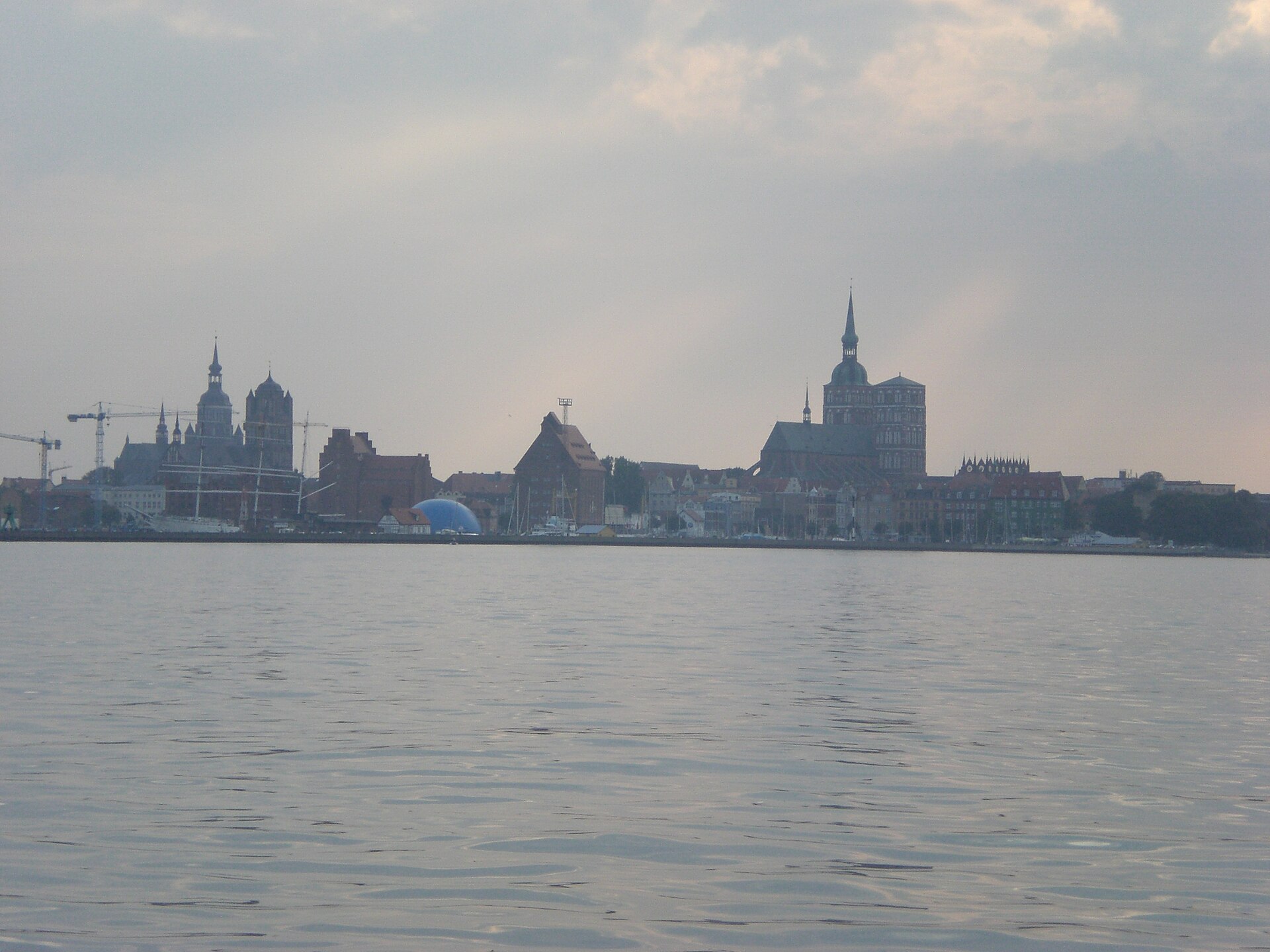 Blick auf die Altstadt von Stralsund vom Strelasund aus