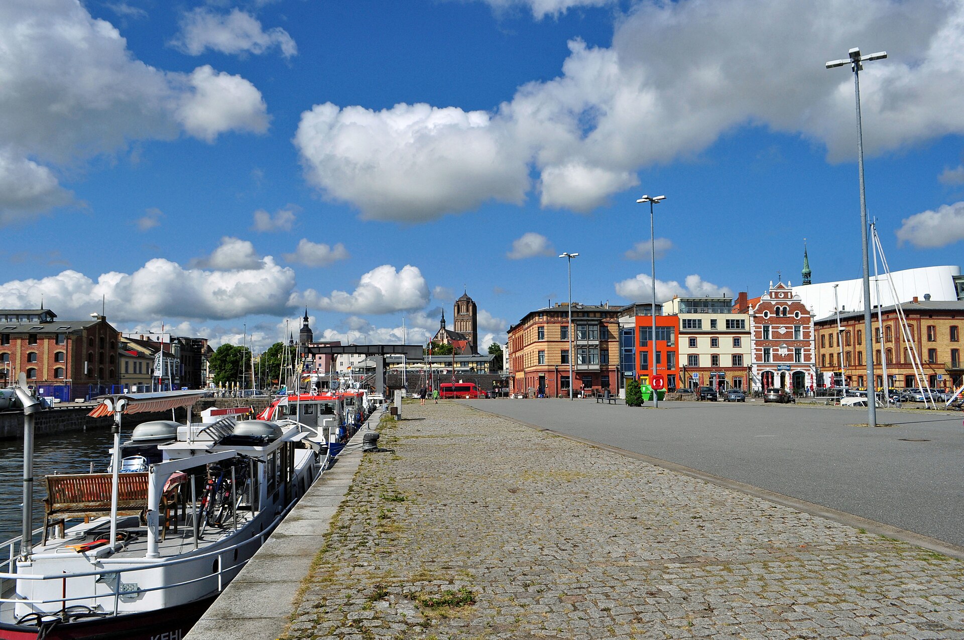 Stadthafen von Stralsund mit Schiffen