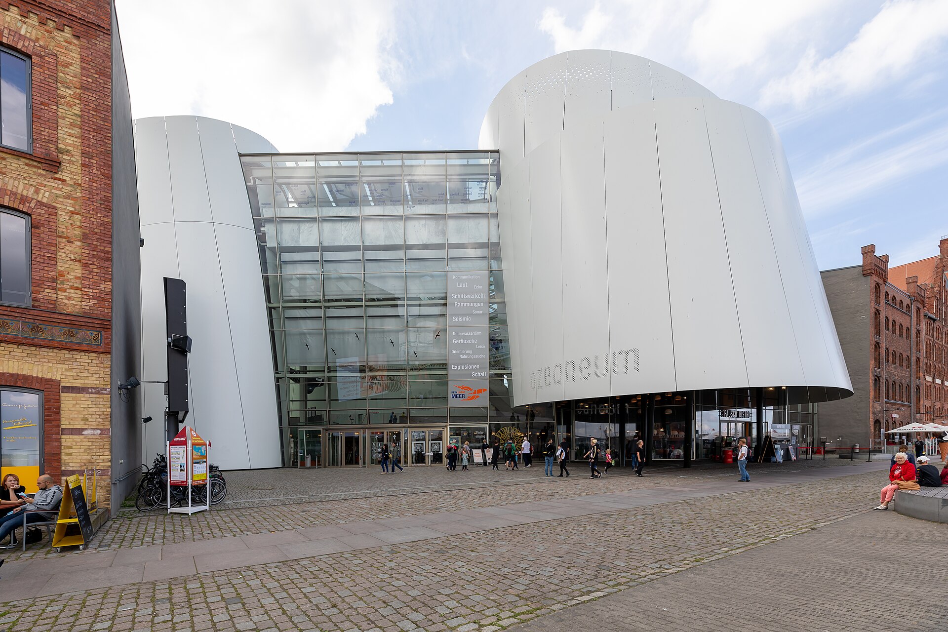 Ozeaneum am Hafen in Stralsund