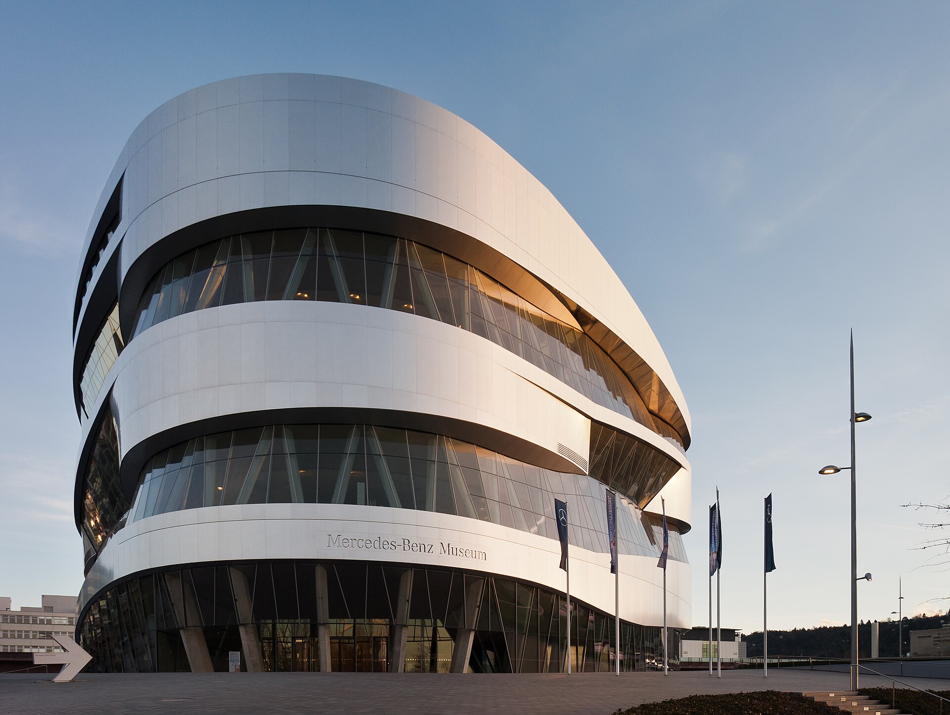 Mercedes-Benz Museum Stuttgart bei Sonnenuntergang
