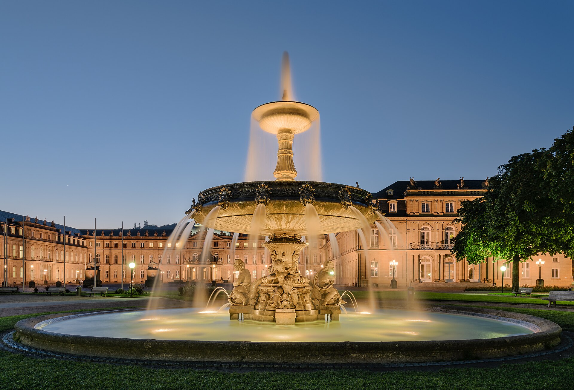 Schlossplatz Stuttgart mit Springbrunnen und Neuem Schloss