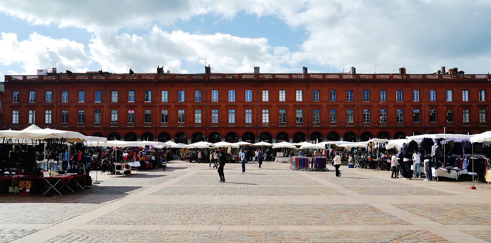 Place du Capitole mit Rathausfassade in Toulouse
