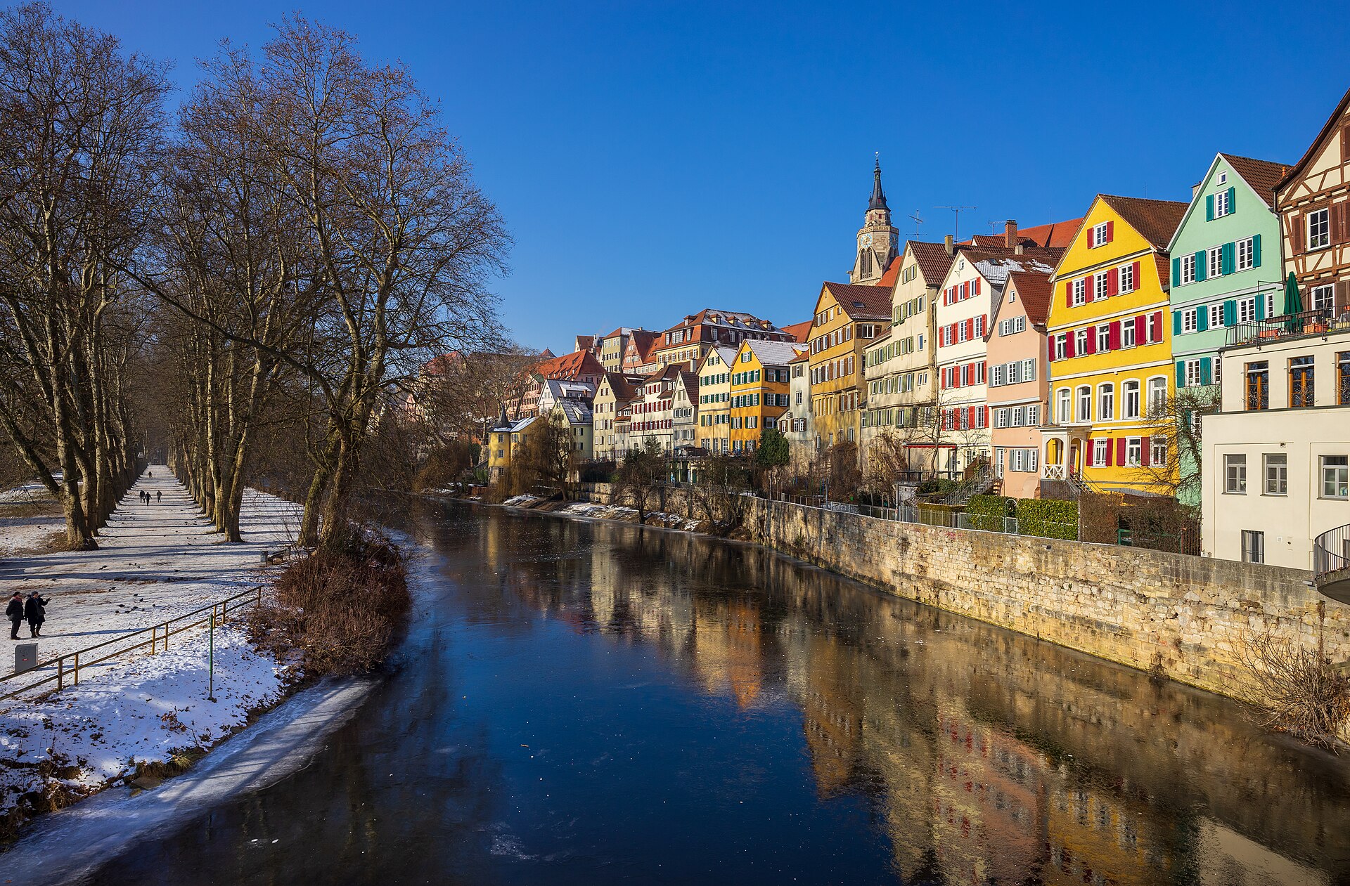 Neckarfront von Tübingen mit Fachwerkhäusern und Hölderlinturm