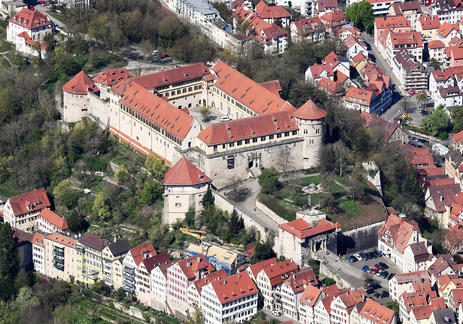 Luftaufnahme von Schloss Hohentübingen über der Stadt