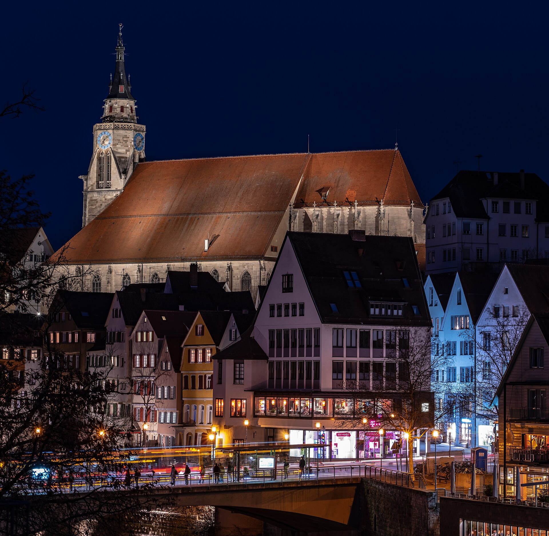 Stiftskirche Tübingen bei Nacht mit beleuchteter Neckarfront