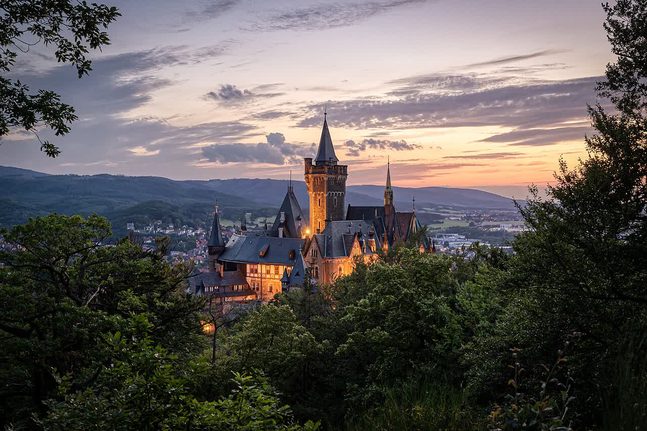Schloss Wernigerode im Abendlicht über der Stadt