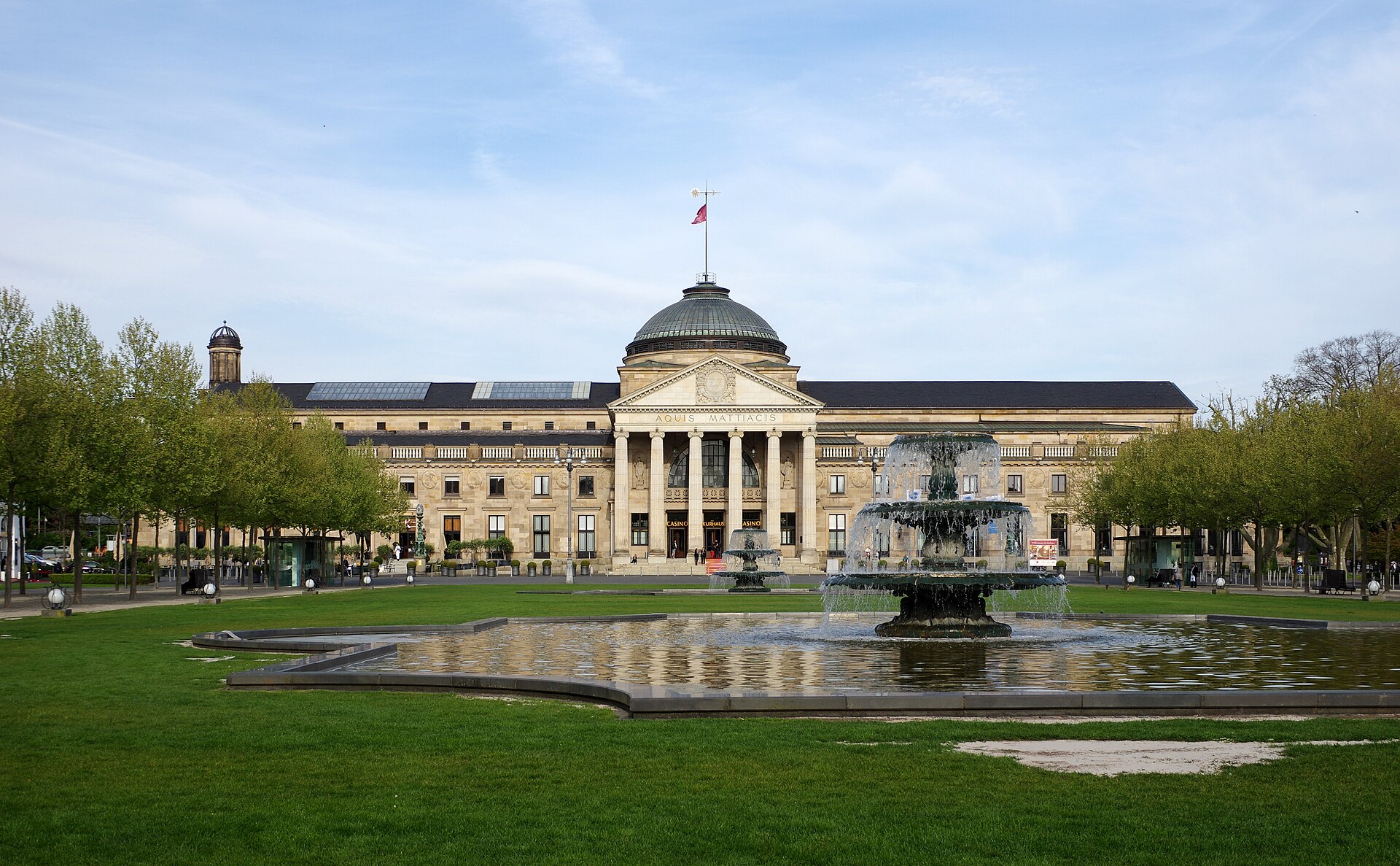 Kurhaus Wiesbaden mit Portikus und Kuppel