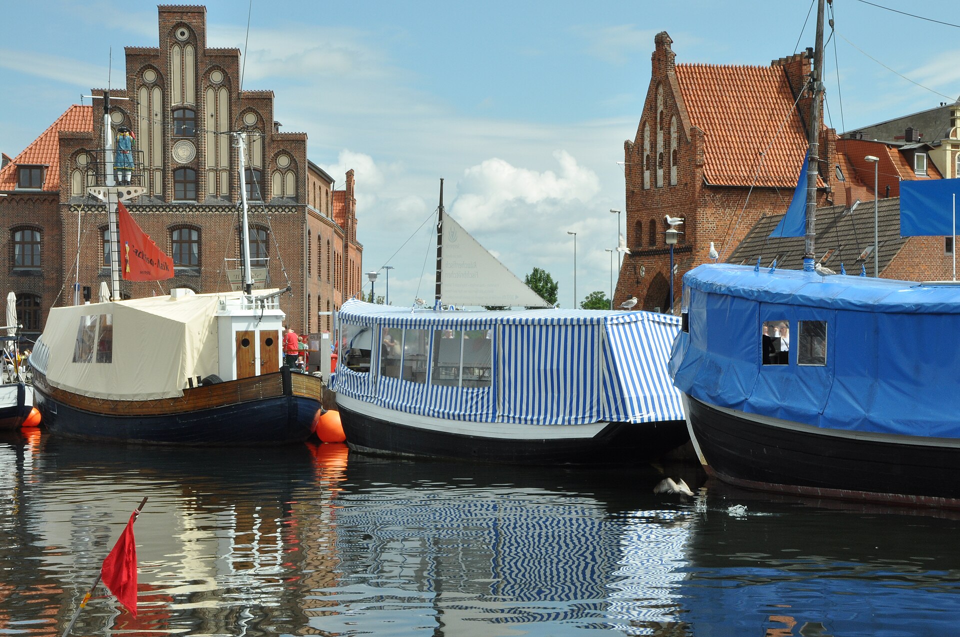 Alter Hafen mit Zollhaus und Wassertor in Wismar