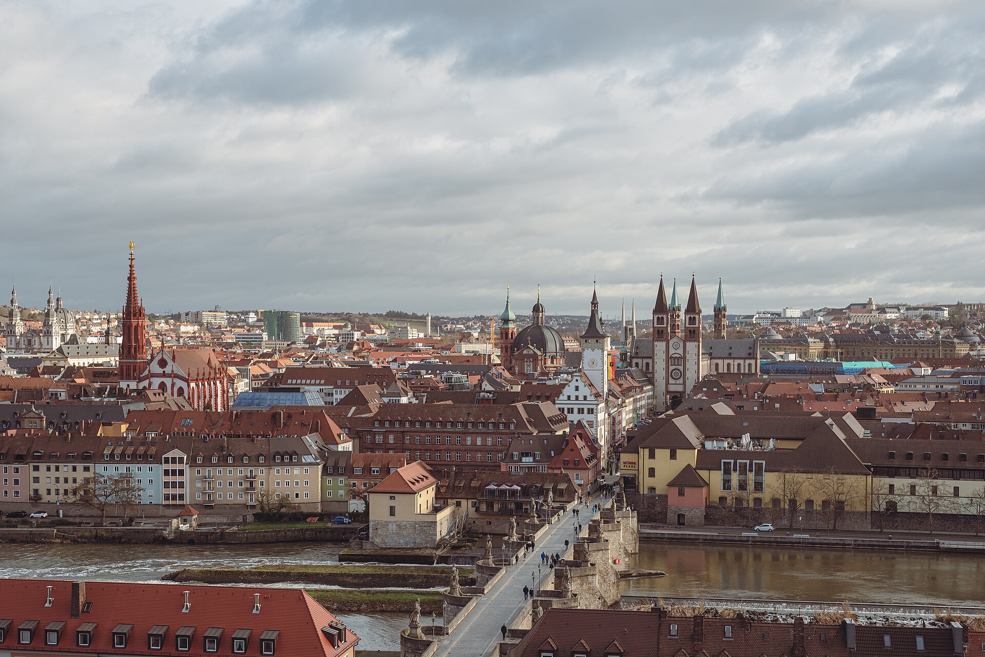 Alte Mainbrücke Würzburg mit Heiligenfiguren