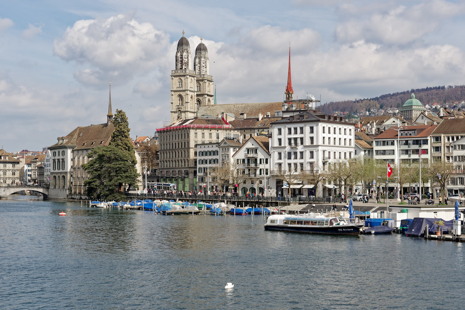 Grossmünster an der Limmat in Zürich